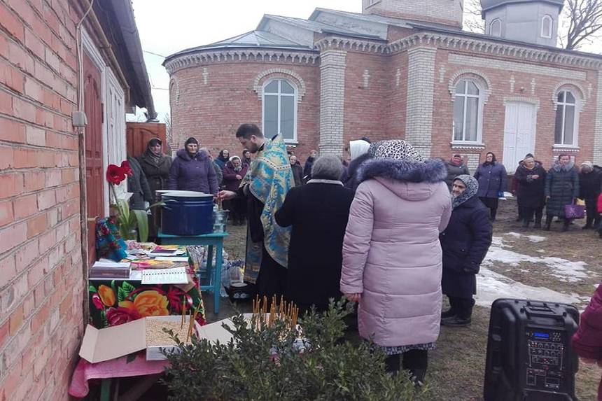 Новини Вінниці / «Я в «отвєтє», а ви загарбницьки хочете захопити храм», - священик МП на Вінниччині пояснив людям, чому не пускає їх до церкви