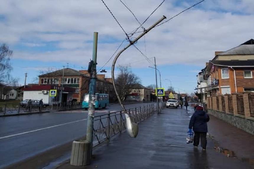 Новини Вінниці / У центрі Літина на Вінниччині навпіл зламалась опора вуличного освітлення 