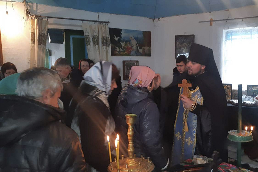 Новини Вінниці / Як на Вінниччині «московських» священиків перехитрили. Аби не провокувати конфлікт, у Четвертинівці селяни не пішли у неділю до свого храму