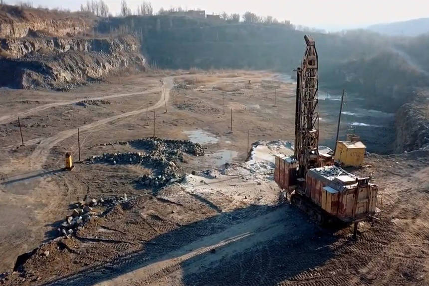Новини Вінниці / Як виглядає відомий вінницький Сабарівський кар’єр з висоти пташиного польоту (ВІДЕО)