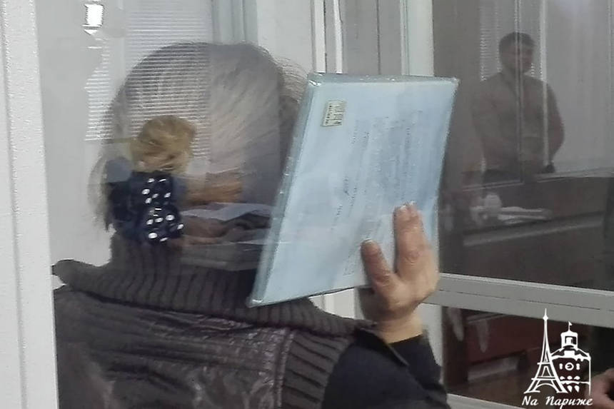 Фатіма, яка «зняла порчу» з вінничанки на 5 млн грн, у Вінницькому суді сказала, що «неграмотна» і лаяла журналістів (ВІДЕО) / Новости Винницы и области / Інформаційний портал На Париже Новини Вінниці / Фатіма, яка «зняла порчу» з вінничанки на 5 млн грн, у Вінницькому суді сказала, що «неграмотна» і лаяла журналістів (ВІДЕО)