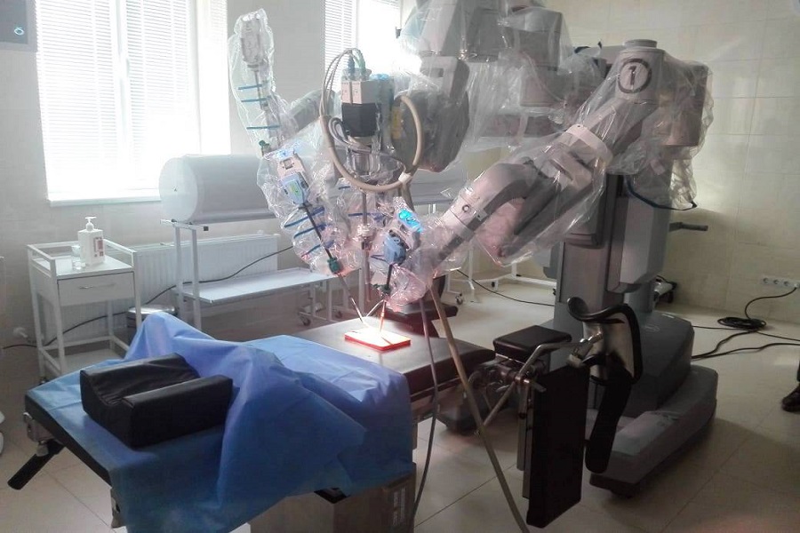 Новини Вінниці / «Робот-хірург», винайдений фахівцями NASA, провів перші операції у Вінниці. Скільки коштуватиме його робота? (ФОТО, ВІДЕО)