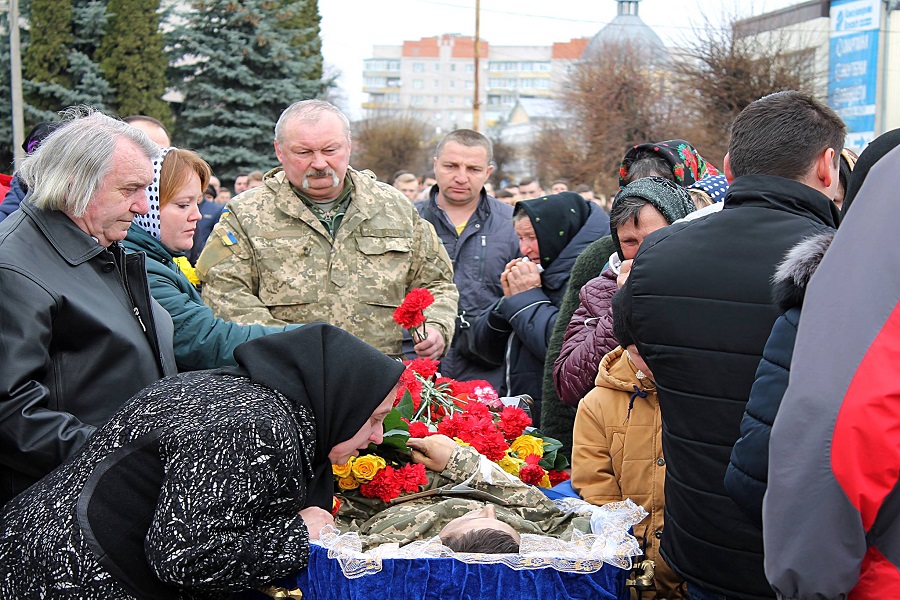 Новини Вінниці / Сотні людей у Бару на Вінниччині прийшли віддати шану загиблому воїну Руслану Слісаренку (ФОТО)