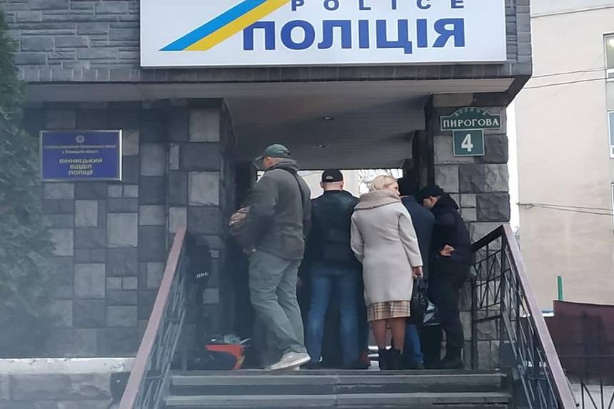 Новини Вінниці / Продавав наркотики, а покупців затримував, щоб вимагати хабарі – у Вінниці «на гарячому» впіймали офіцера поліції