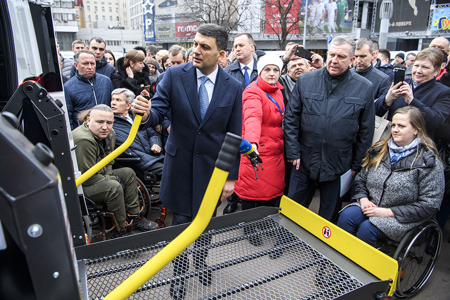 Новини Вінниці / Вінничанки із «Гармонії» у Києві допомагали Гройсману вручити громадам автомобілі для перевезення людей на візках (ВІДЕО)
