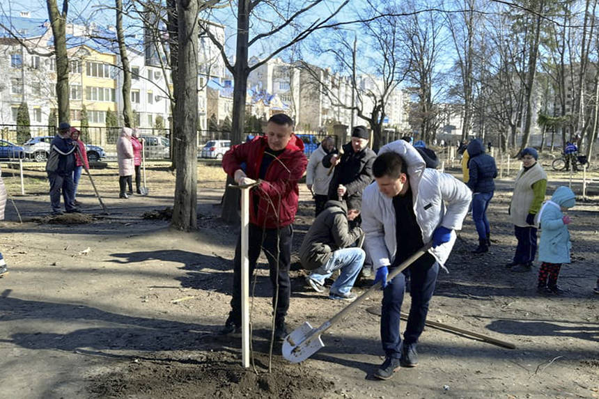 У Вінниці в лікарняному парку містяни висадили понад 1000 дерев / Новости Винницы и области / Інформаційний портал На Париже Новини Вінниці / У Вінниці в лікарняному парку містяни висадили понад 1000 дерев