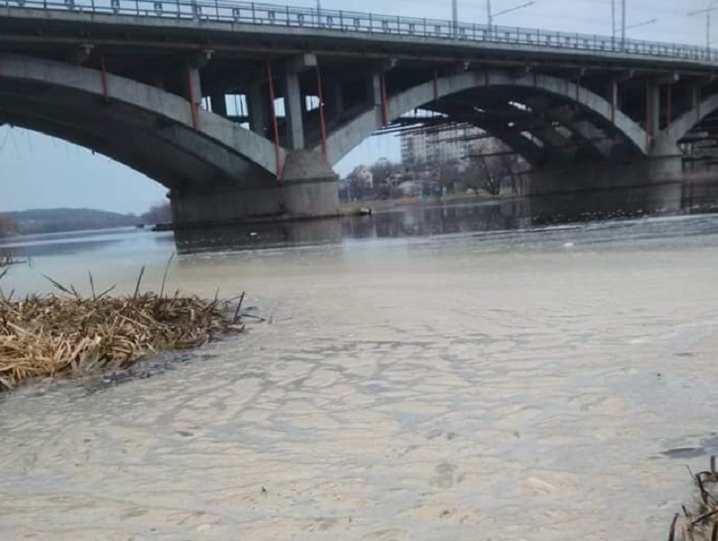 Новини Вінниці / Пральний порошок чи щось гірше? Як екологи пояснюють піну на річці Південний Буг у Вінниці (ФОТО, ВІДЕО)
