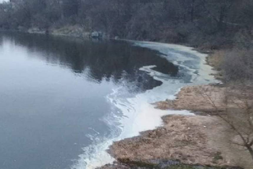 Стали відомі результати лабораторного аналізу води, відібраної з Бугу у Вінниці після появи підозрілої піни / Новости Винницы и области / Інформаційний портал На Париже Новини Вінниці / Стали відомі результати лабораторного аналізу води, відібраної з Бугу у Вінниці після появи підозрілої піни