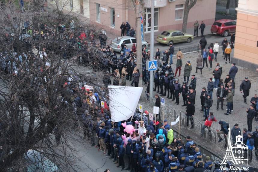 Новини Вінниці / У Вінниці поліція затримала трьох учасників протесту, який активісти влаштували біля Свято-Воскресенського храму (ВІДЕО)