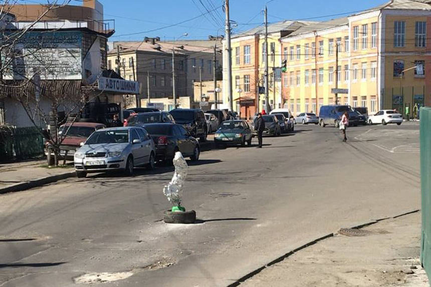 Новини Вінниці / Вибоїни на дорозі Вінниці прикрасили «блискучою» композицією