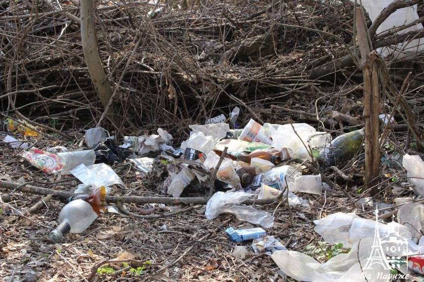 Новини Вінниці / «Добре, що хоч сексом тут займаються безпечним»: купи сміття, шприців та презервативів зібрали у Вінниці над маленькою річкою (ФОТО, ВІДЕО)