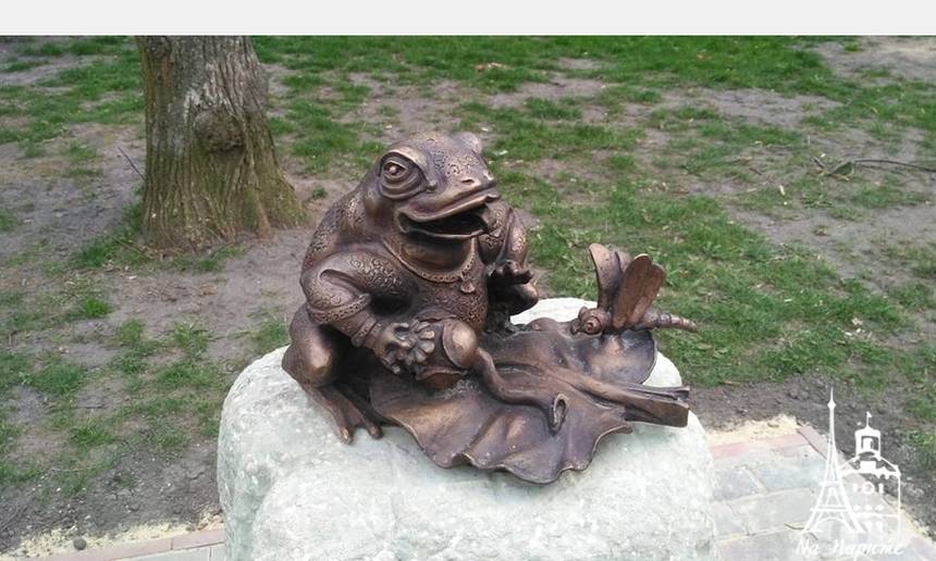Новини Вінниці / На Європейській площі біля скульптури Жульки з цуценятами поселили бронзову жабу (ФОТО)