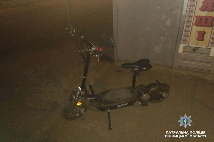 У Вінниці молодик під «кайфом» серед ночі катався по трамвайних коліях на вкраденому електросамокаті / Новости Винницы и области / Інформаційний портал На Париже Новини Вінниці / У Вінниці молодик під «кайфом» серед ночі катався по трамвайних коліях на вкраденому електросамокаті