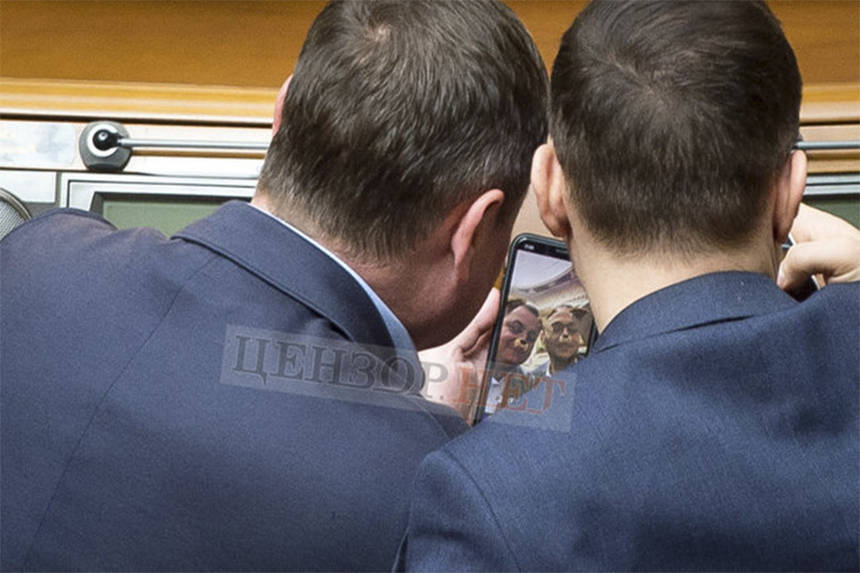 Новини Вінниці / Куратор Вінниччини від «Батьківщини» в Раді робив селфі з маскою песика