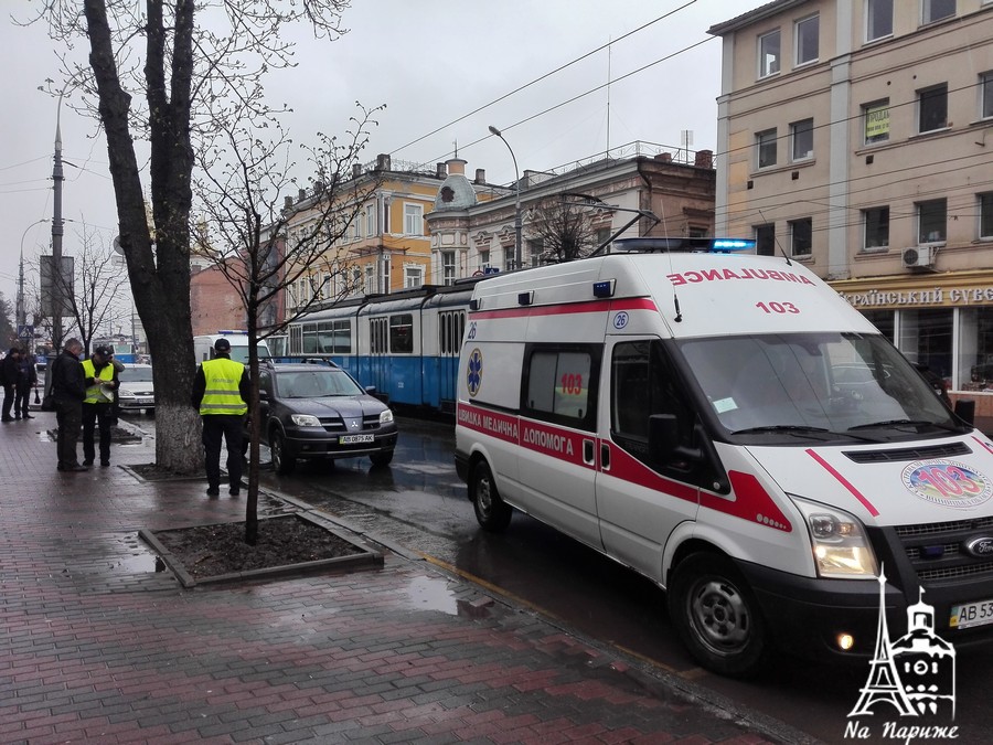 Новини Вінниці / У центрі Вінниці «Mitsubishi» збив дитину на переході. Майже півгодини стояв електротранспорт (ФОТО)