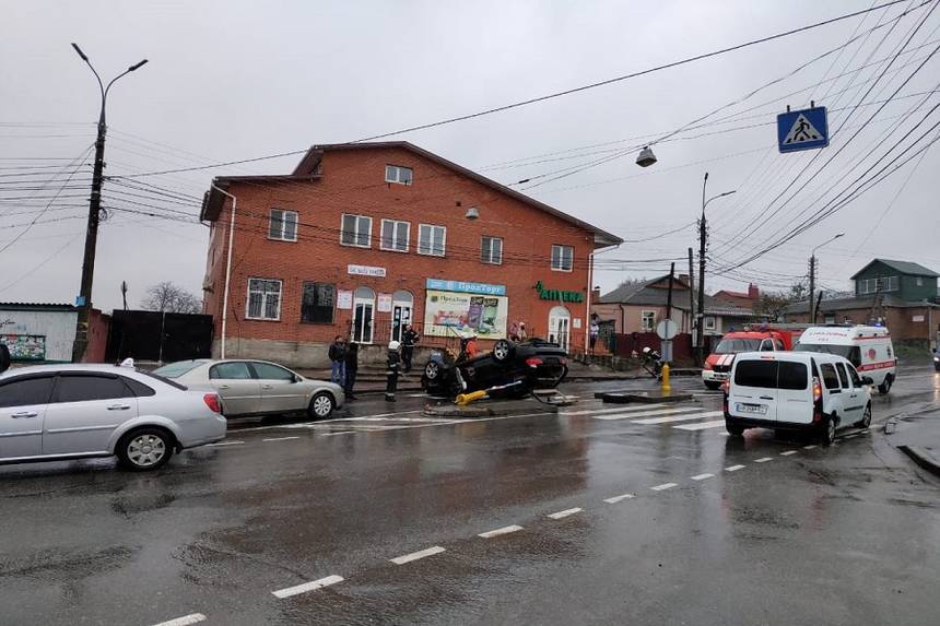 BMW Х5 перекинувся на Старому місті у Вінниці: вилетів на острівець безпеки (ФОТО, ВІДЕО) / Новости Винницы и области / Інформаційний портал На Париже Новини Вінниці / BMW Х5 перекинувся на Старому місті у Вінниці: вилетів на острівець безпеки (ФОТО, ВІДЕО)