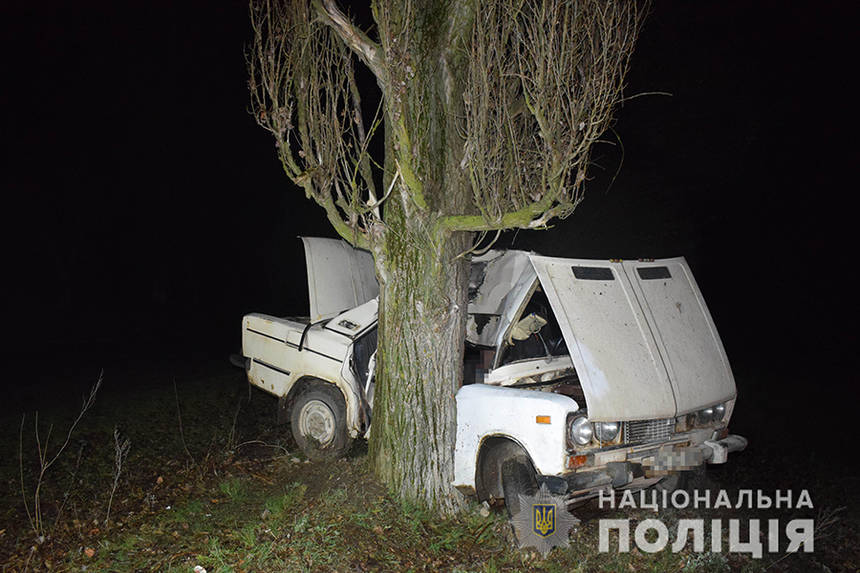 Новини Вінниці / ВАЗ на Вінниччині врізався у дерево. Пасажир загинув 