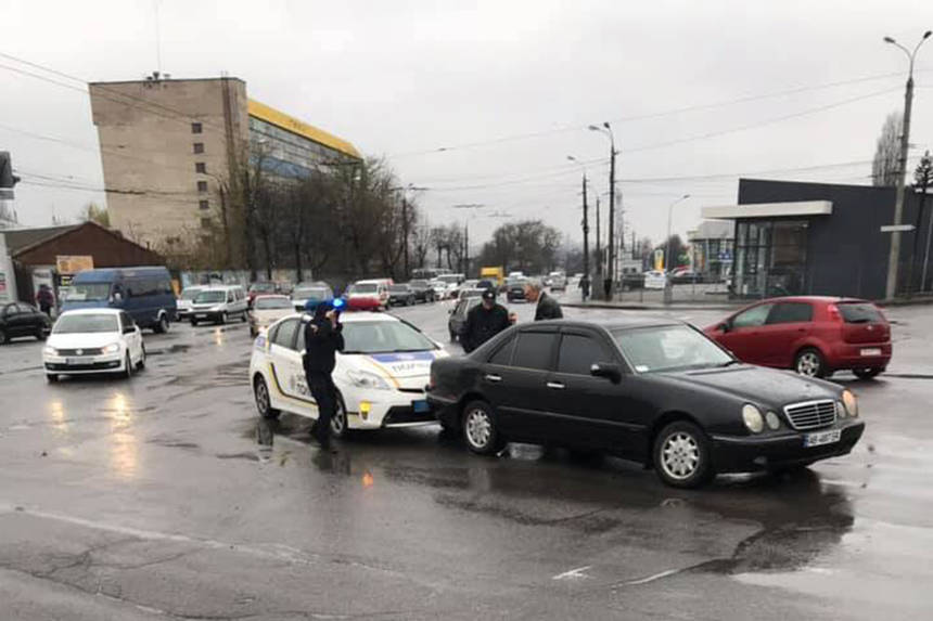 Новини Вінниці / У Вінниці не розминулися Mercedes та поліцейський Prius? (ФОТО)