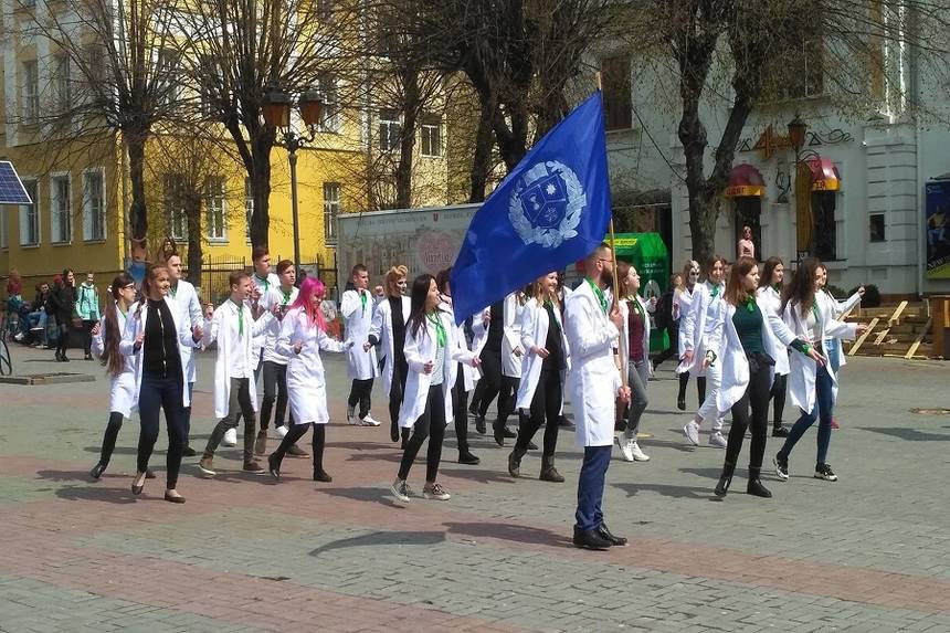 Новини Вінниці / У Вінниці студенти танцювали в образах вимираючих тварин, щоб привернути увагу до проблеми (ВІДЕО)