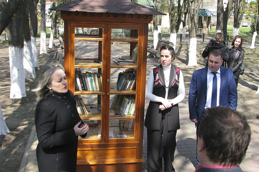Новини Вінниці / У Вінниці відкрили першу «вуличну бібліотеку». Депутати Чаленко і Власюк започаткували вільний обмін книгами 