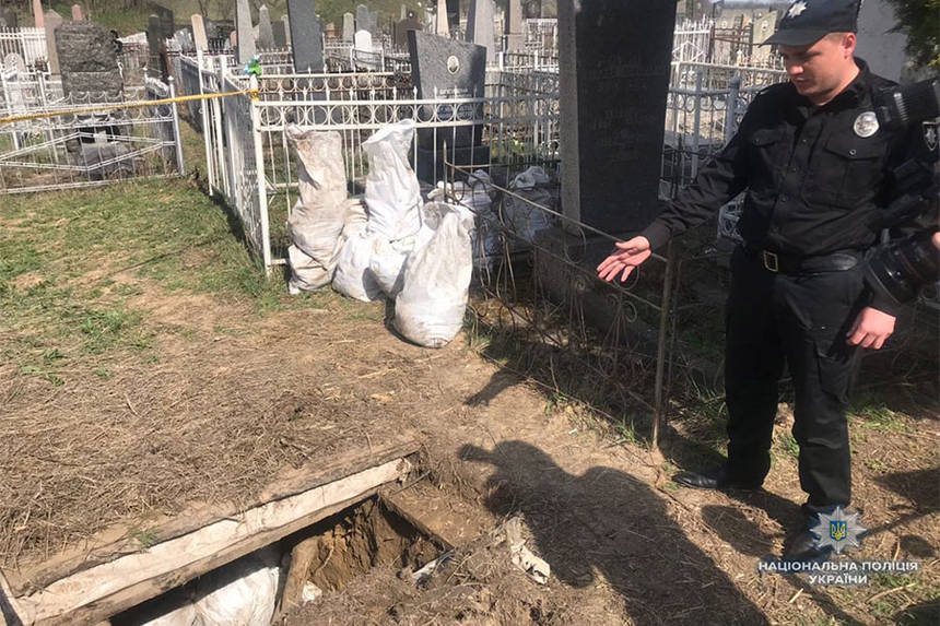 Новини Вінниці / На Вінниччині умовний термін отримали двоє «шукачів скарбів» у похованнях на єврейському цвинтарі 