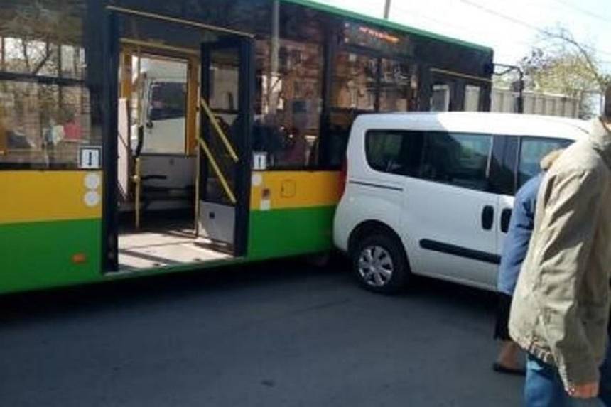 Новини Вінниці / У Вінниці «Опель» протаранив пасажирський автобус (ФОТО)