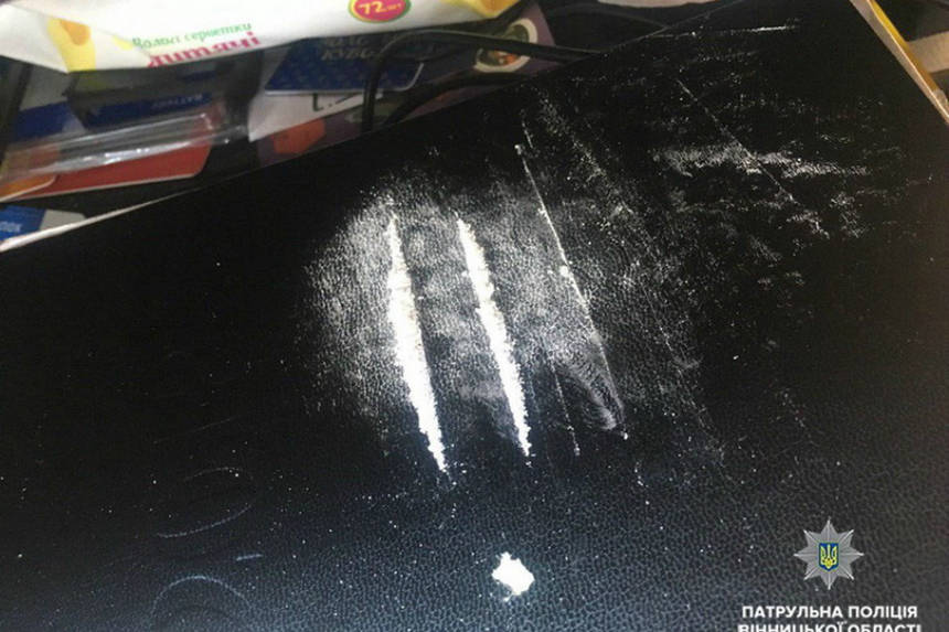 Новини Вінниці /  Вінницькі патрульні затримали порушників з наркотиками у машині
