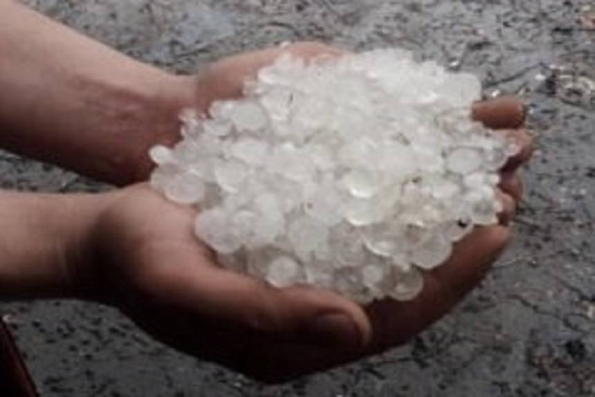 Новини Вінниці / Великодня негода зачепила Вінниччину: у соцмережах викладають фото із повними пригорщами граду