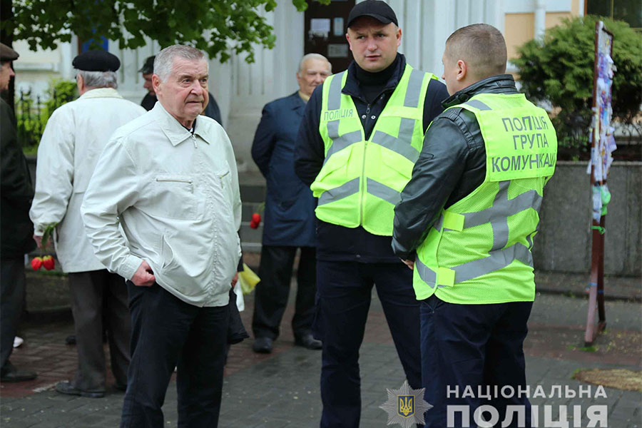 Новини Вінниці / У Вінниці на 1 травня кілька десятків пенсіонерів поклали квіти до Вічного вогню