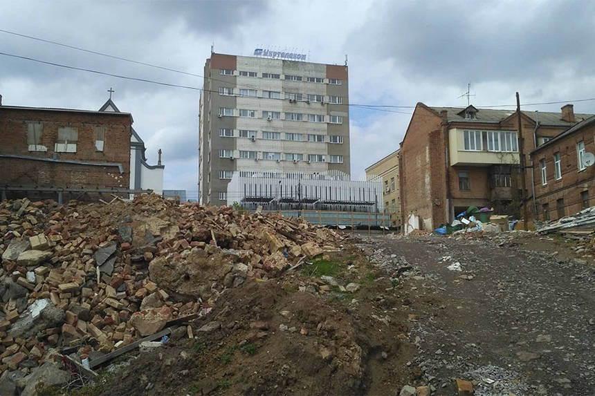 Новини Вінниці / У центрі Вінниці на місці колишнього готелю утворився великий смітник (ФОТО)