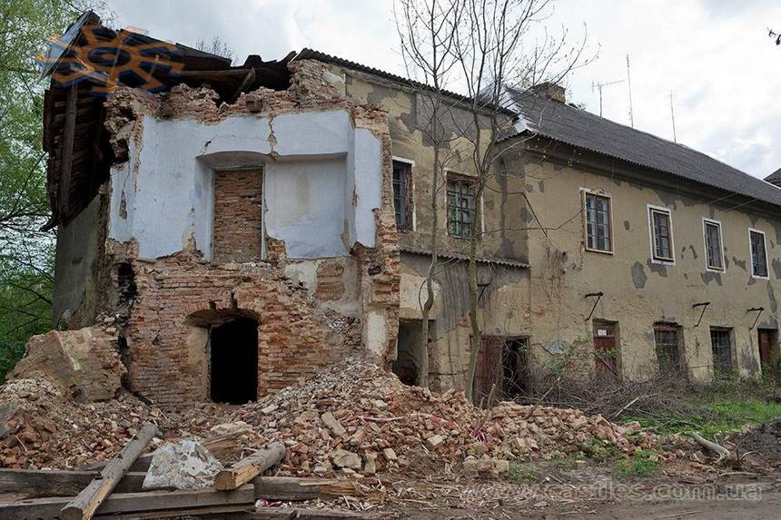 В містечку на Вінниччині впала вежа старовинного замку (ФОТО) / Новости Винницы и области / Інформаційний портал На Париже Новини Вінниці / В містечку на Вінниччині впала вежа старовинного замку (ФОТО)