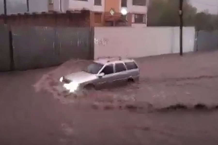 Новини Вінниці / Злива у Вінниці: авто «плавають», електротранспорт зупинився (ВІДЕО)