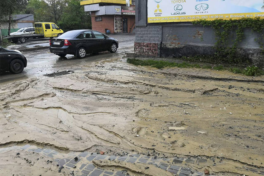 Новини Вінниці / У Вінниці спробують оштрафувати будівельників елітного житла, які залили вулицю глиною (ФОТО)