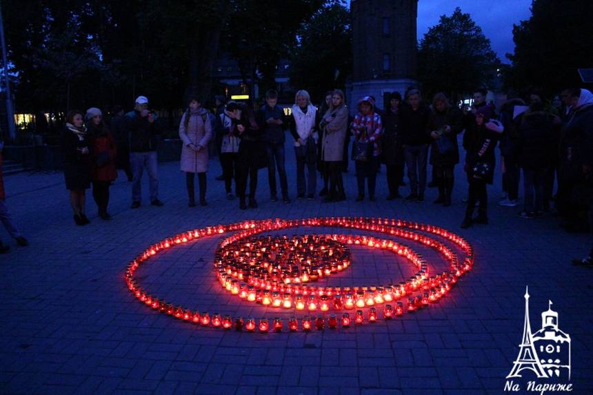 Новини Вінниці / «Символ Перемоги» із трьохсот лампадок виклали у центрі Вінниці перед Меморіалом Слави (ФОТО, ВІДЕО)