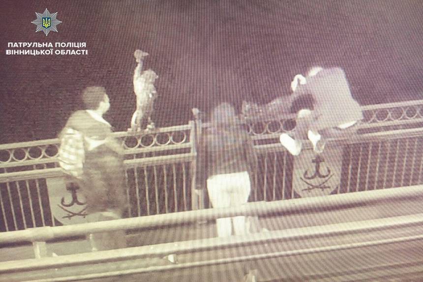 У Вінниці знову був «замах» на бронзового кота на Київському мосту: вдруге за кілька днів / Новости Винницы и области / Інформаційний портал На Париже Новини Вінниці / У Вінниці знову був «замах» на бронзового кота на Київському мосту: вдруге за кілька днів