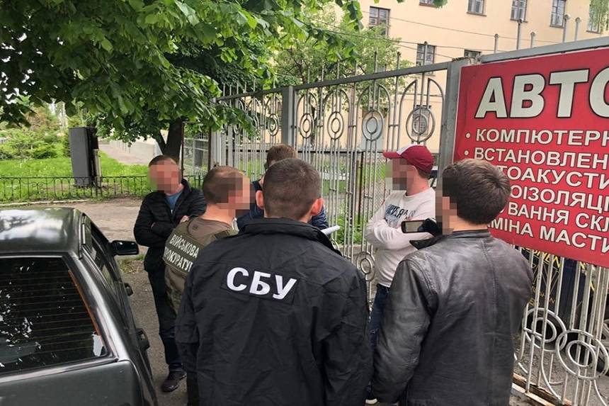 Новини Вінниці / Двох вінничан та посадовця Одеської митниці затримали співробітники СБУ за торгівлю персональними даними водіїв «євроблях»