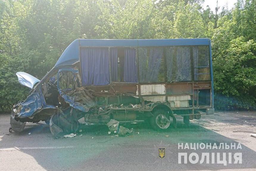 Іномарка та автобус із 19 пасажирами зіткнулись на Вінниччині: четверо людей травмовано, один загинув (ФОТО) / Новости Винницы и области / Інформаційний портал На Париже Новини Вінниці / Іномарка та автобус із 19 пасажирами зіткнулись на Вінниччині: четверо людей травмовано, один загинув (ФОТО)