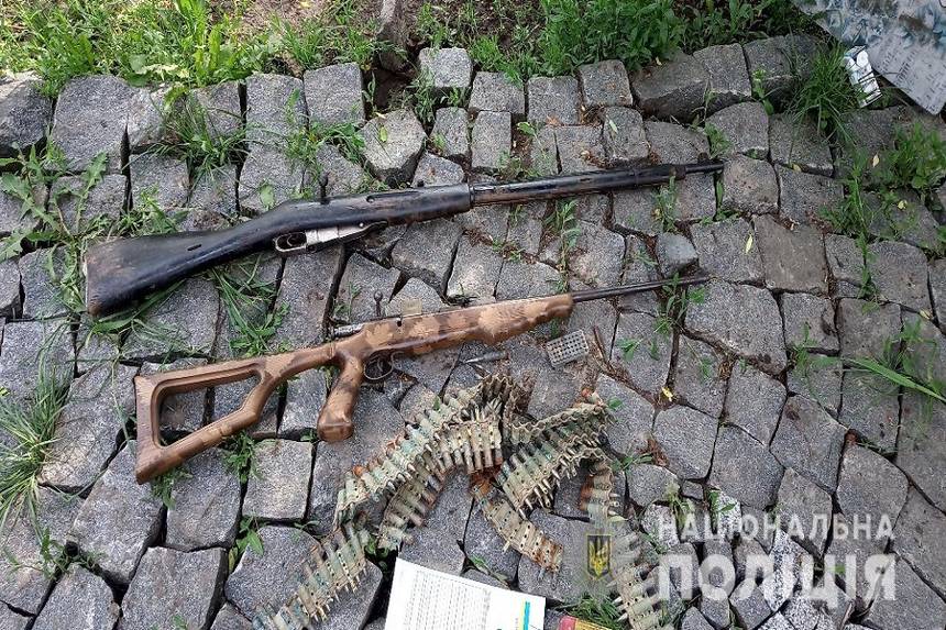 Зброю та боєприпаси знайшли поліцейські у сімейного дебошира на Вінниччині / Новости Винницы и области / Інформаційний портал На Париже Новини Вінниці / Зброю та боєприпаси знайшли поліцейські у сімейного дебошира на Вінниччині