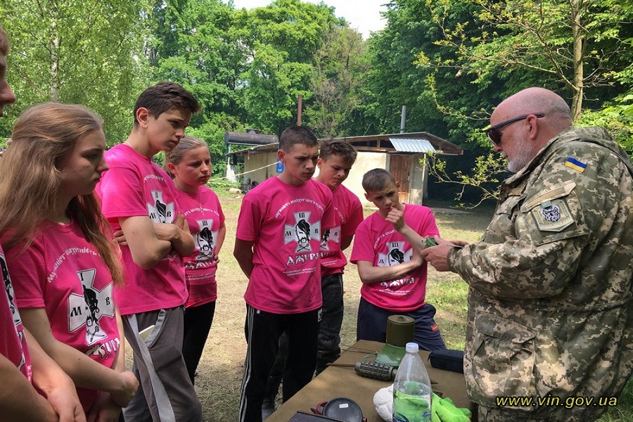 Новини Вінниці / Учасники гри «Сокіл» («Джура») на Вінниччині знайомились зі зброєю та спілкувались із ветеранами АТО (ФОТО)