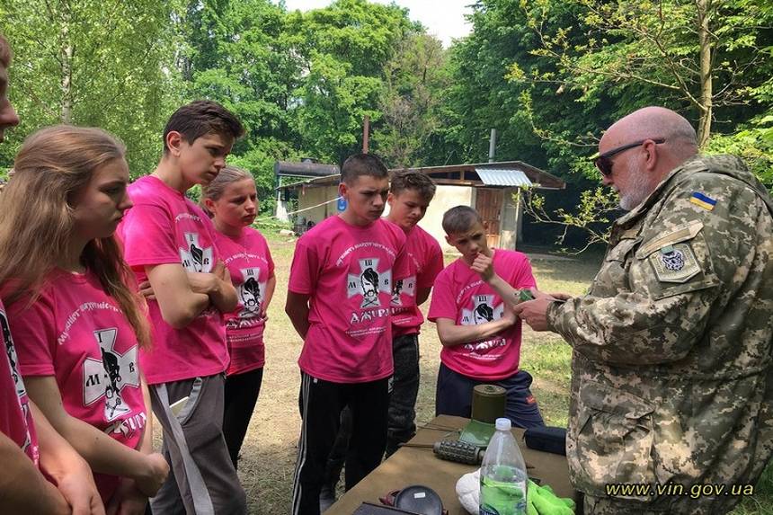 Новини Вінниці / Учасники гри «Сокіл» («Джура») на Вінниччині знайомились зі зброєю та спілкувались із ветеранами АТО (ФОТО)