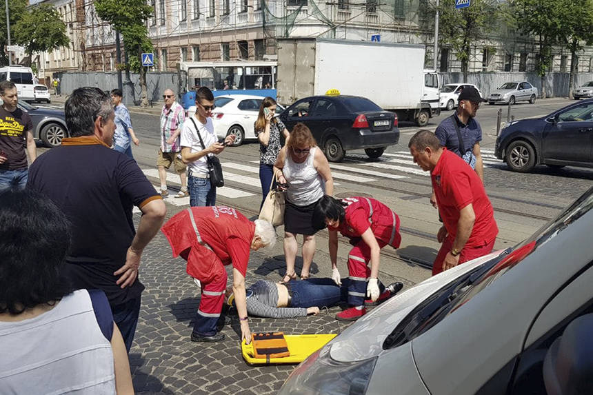 Новини Вінниці / ДТП у центрі Вінниці: для порятунку непритомної дівчини приїхало дві карети швидкої. Подробиці (ФОТО)