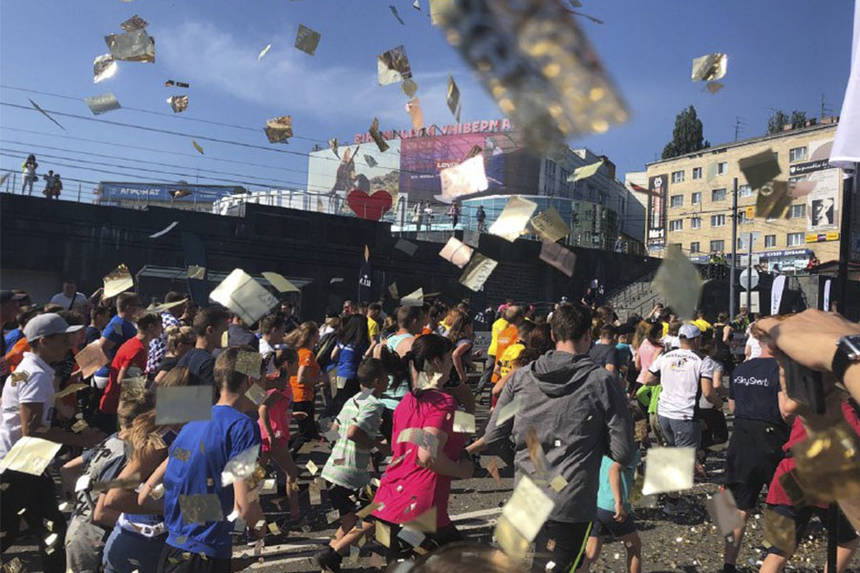 Новини Вінниці / Понад тисячу спортсменів пробігли вулицями Вінниці, а чотири сотні здолали напівмарафон (ФОТО)