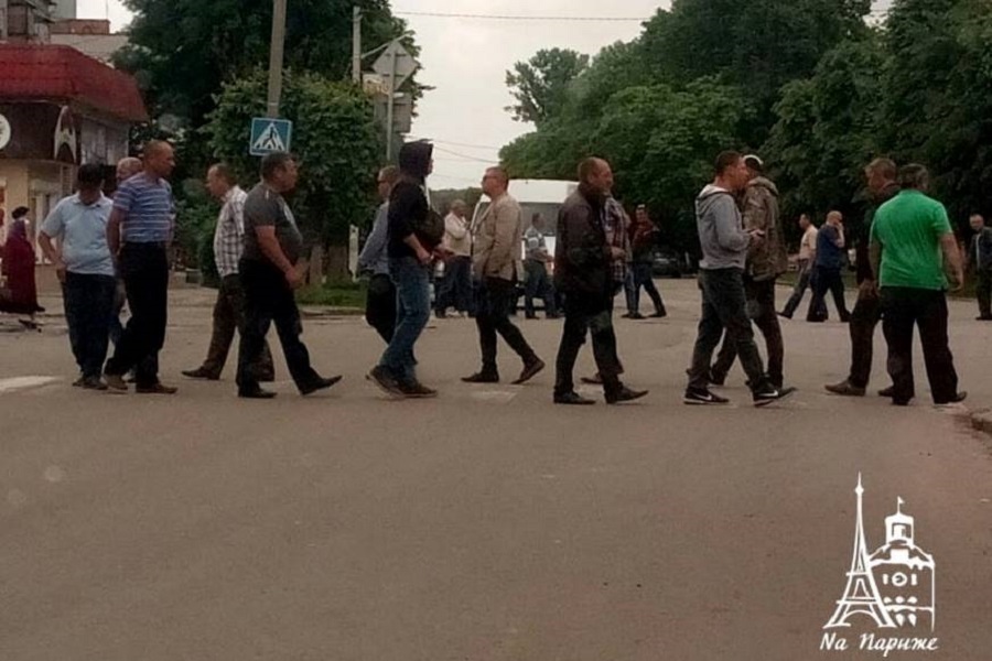 Новини Вінниці / На Вінниччині фермери перекрили дорогу після того, як їх не почули у Зеленського: вимагають повернути їм їхнє зерно (ВІДЕО)