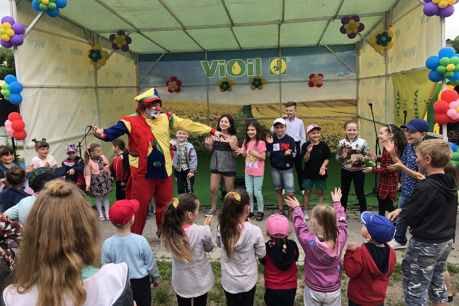 Новини Вінниці / Вінницькі депутати Чаленко і Власюк влаштували свято для дітей і їх батьків в мікрорайоні Олієжир