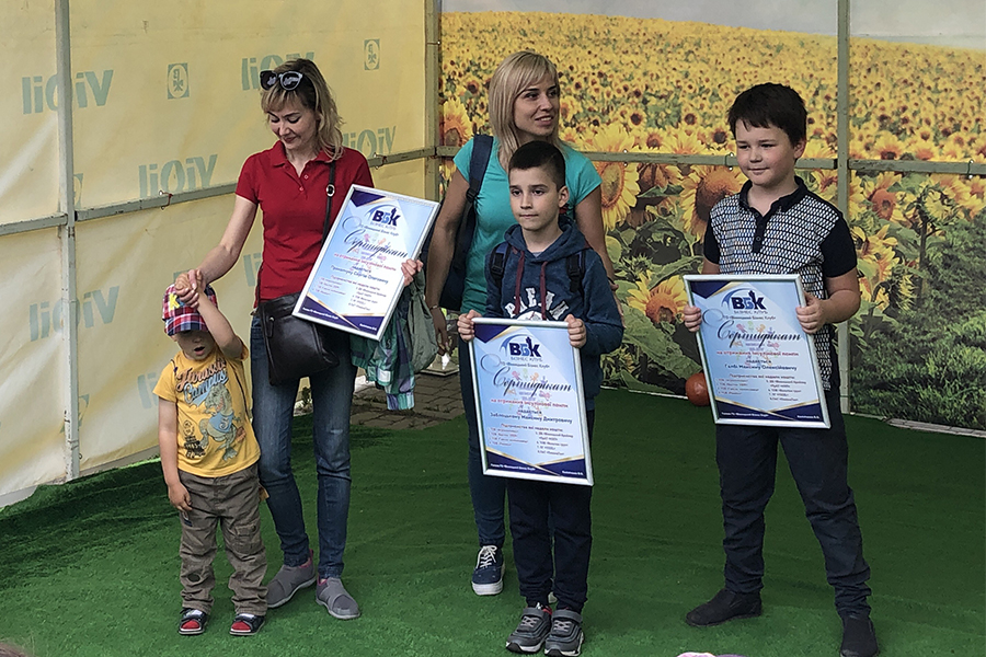 Новини Вінниці / Вінницькі депутати Чаленко і Власюк разом з ГО «Вінницький бізнес клуб» передали хворим на діабет діткам три інсулінових помпи