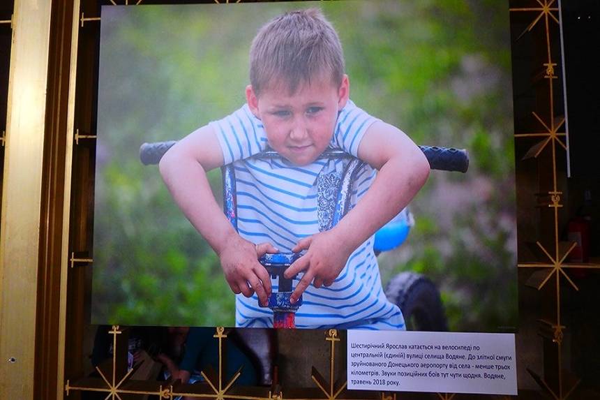 «Полинове дитинство» на лінії фронту демонструють на фотовиставці у Вінниці (ФОТО) / Новости Винницы и области / Інформаційний портал На Париже Новини Вінниці / «Полинове дитинство» на лінії фронту демонструють на фотовиставці у Вінниці (ФОТО)