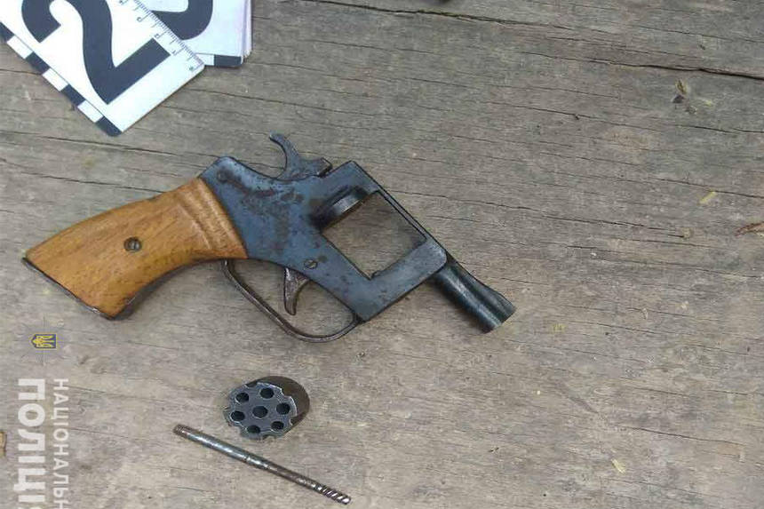 Новини Вінниці / На Вінниччині у напівзруйнованому сараї знайшли зброю, господар відмовляється від знахідки 