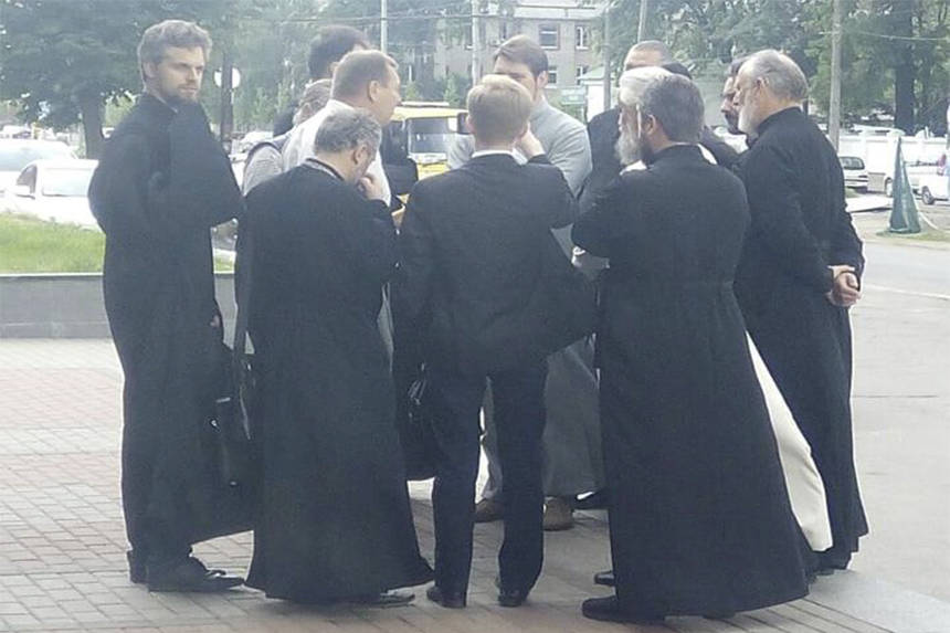 Новини Вінниці / Церковна війна за Луку. У Вінниці Московський патріархат через реєстрацію громади ПЦУ вчинив "розбірки" у «Прозорому офісі» (ВІДЕО)