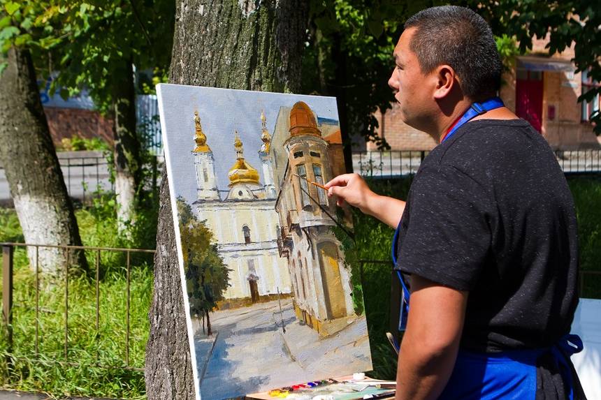 Художник Жанибек Суйунбеков із Киргизстану рік збирав кошти, щоб намалювати Вінницю (ФОТО) / Новости Винницы и области / Інформаційний портал На Париже Новини Вінниці / Художник Жанибек Суйунбеков із Киргизстану рік збирав кошти, щоб намалювати Вінницю (ФОТО)