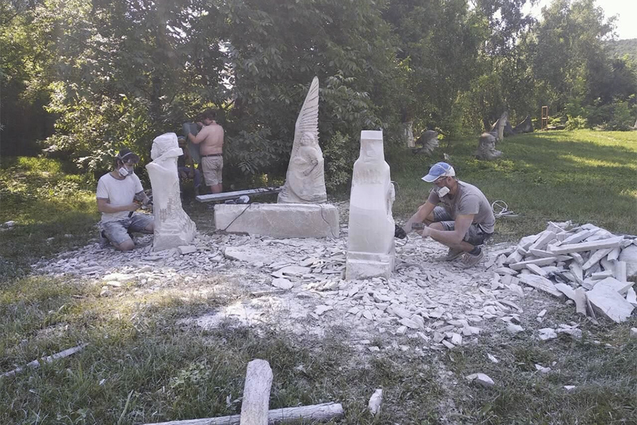 Новини Вінниці / На Вінниччині вирізають скульптури казкових героїв для лялькового театру (ФОТО)